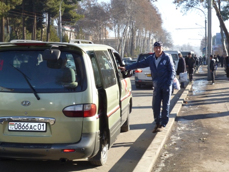 На перекресте стоят десятки маршруток и легковых машин. Крики Вахдат слышны издалека