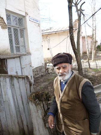 Он мечтал о квартире, а заканчивает свою жизнь с ведром у кровати