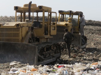 Мусор прессуется, чтобы расчистить дорогу к полигону