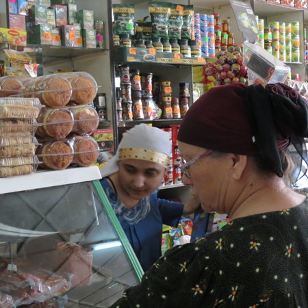 С 8 утра и до 8-9 вечера работают женщины в продуктовом магазине, устают, но жаловаться не приходиться