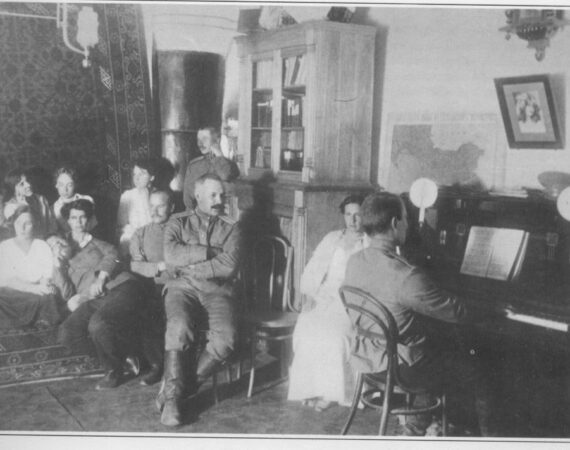 13. В офицерском собрании Хорогского погранотряда. 1906г.