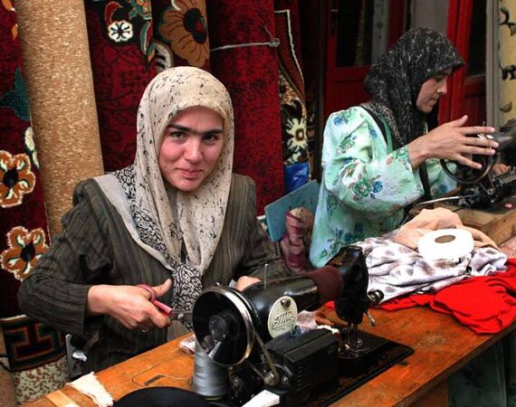 800px-Working_women_in_Tajikistan