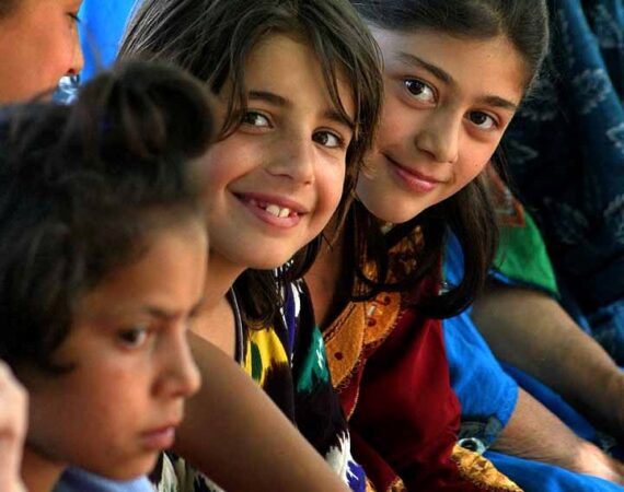 Children_in_Tajikistan_25042007