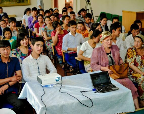 11165235_925610657460661_92311270409525614_n