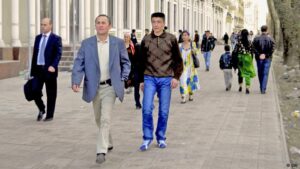 люди на улицах Душанбе