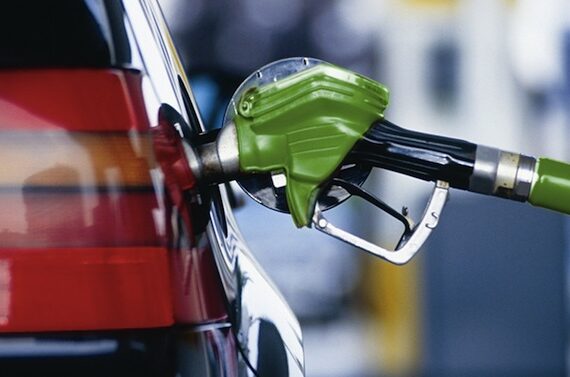 Zapfpistole in Tankoeffnung eines Autos