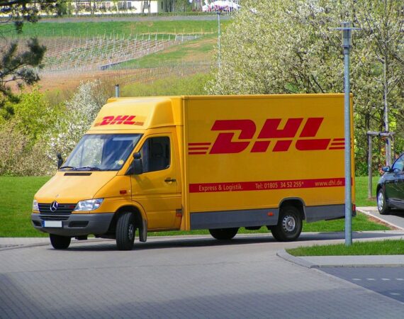 1200px-DHL-Fahrzeug
