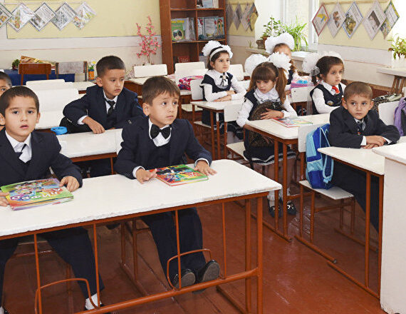 rustam-emomali-nagradil-luchshie-shkoly-dushanbe_1 (1)