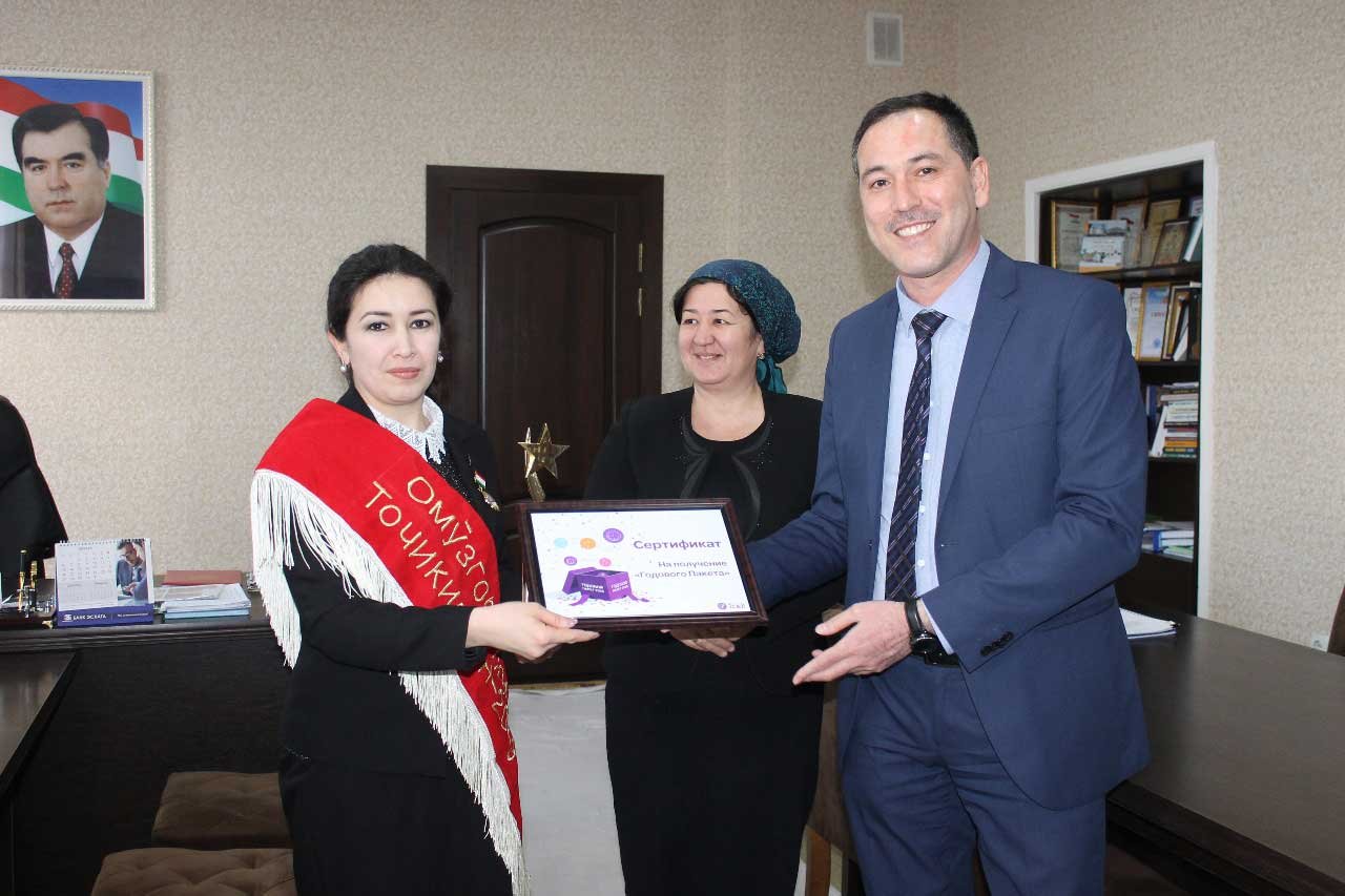 Учитель года в Таджикистане стала почетным абонентом Tcell