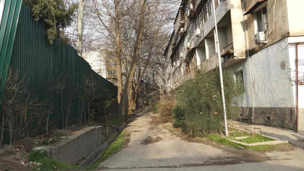 забор оставил жителей дома 73 без двора