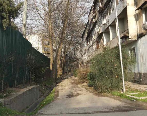 забор оставил жителей дома 73 без двора