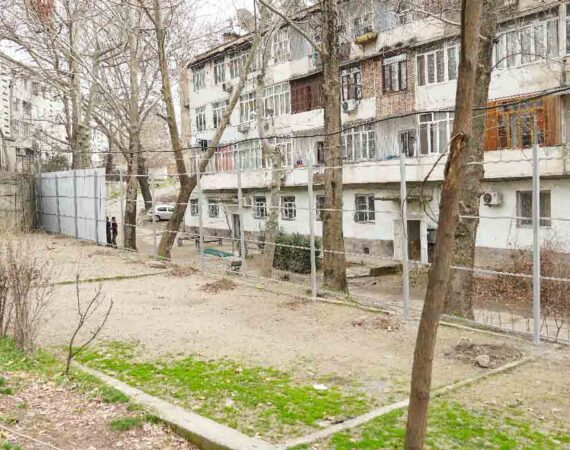 Двор дома 73а в Душанбе