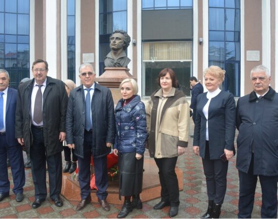 Памятник Пушкину в Душанбе