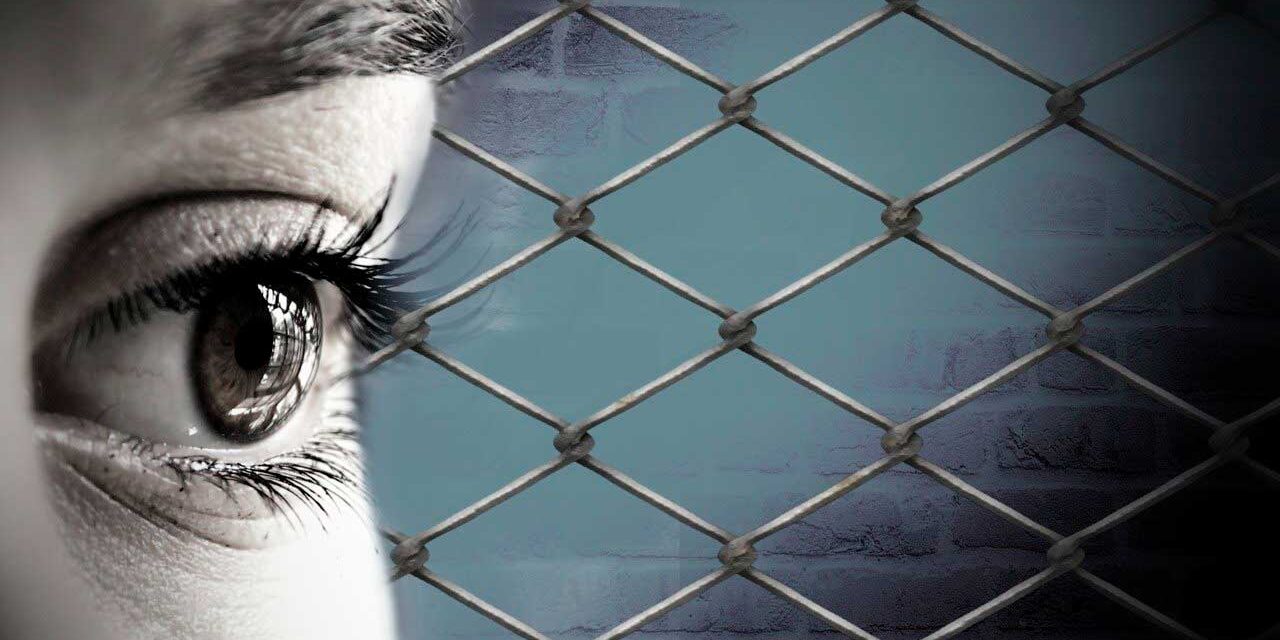 женщина и решетка