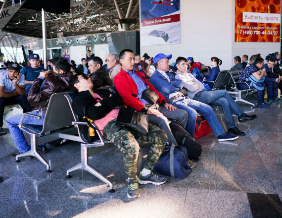 мигранты в аэропорту