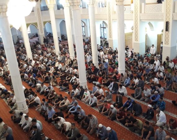 молитва в мечети в Душанбе