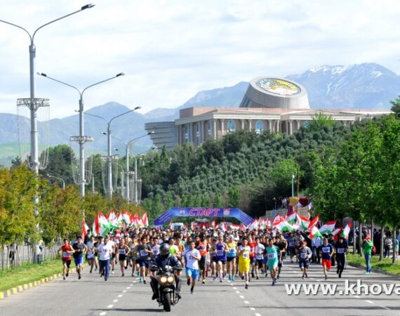 prazdnichnyy-zabeg-v-den-stolicy-v-dushanbe-proshel-h-mezhdunarodnyy-polumarafon_1