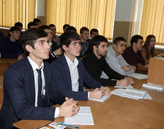 студенты в Таджикистане