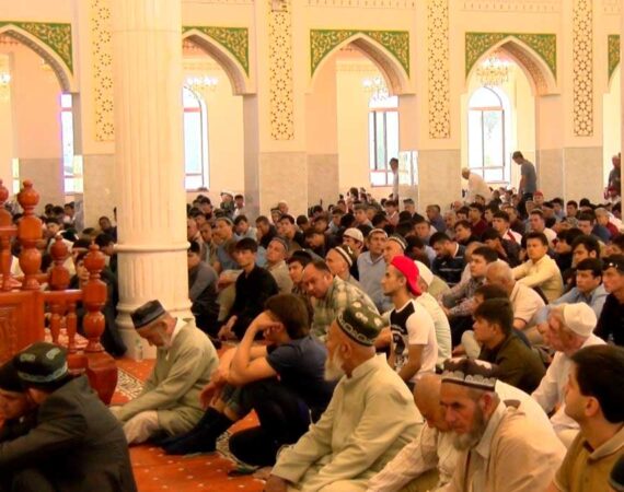 молитва-в-мечети-Таджикистана