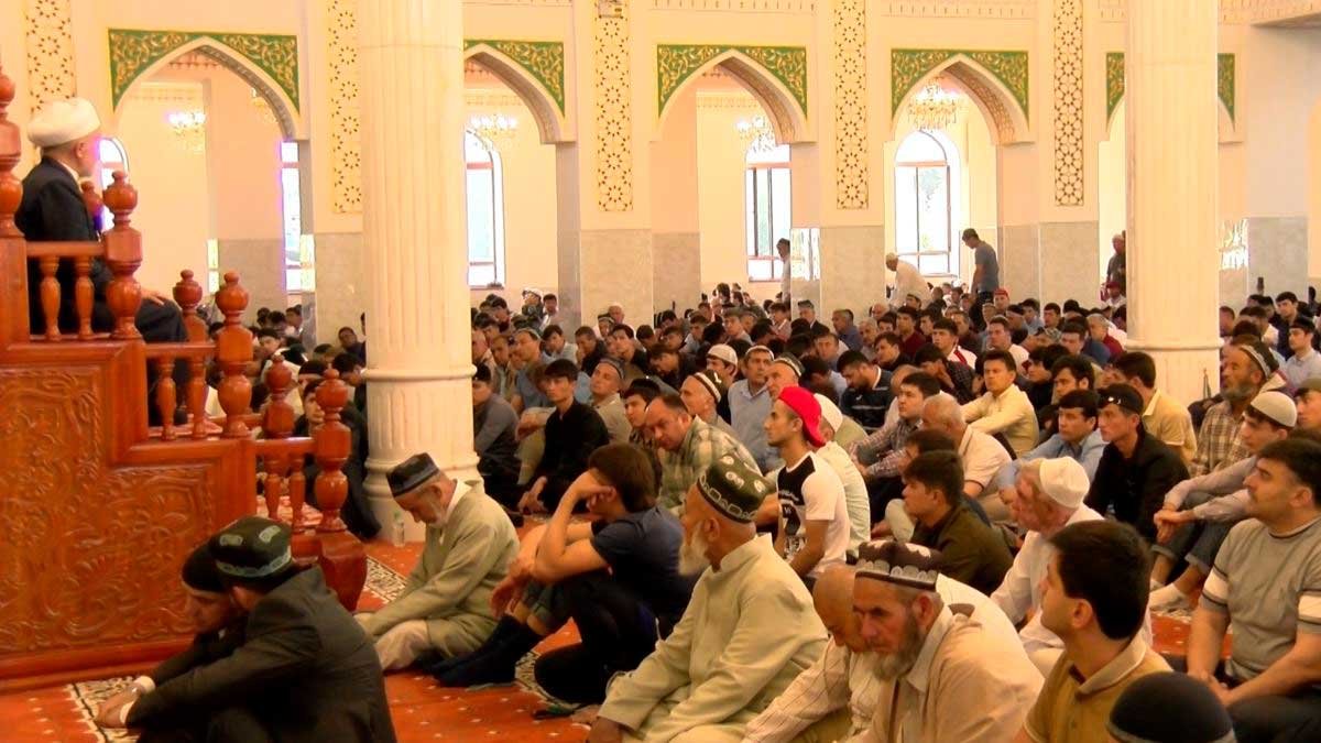 Намаз в исфаре. Мечеть Джума намаз в Таджикистане. Соборная мечеть Джума намаз. Таравих намаз в Джума мечети. Коллективный намаз в мечети.