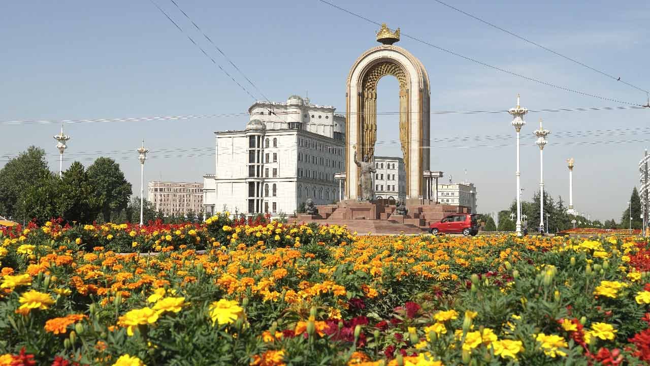 Памятник-Исмоилу-Сомони-в-Душанбе