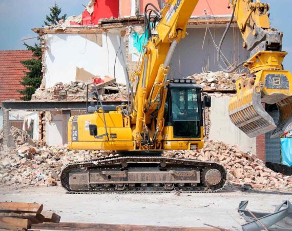 Экскаватор-сносит-дом