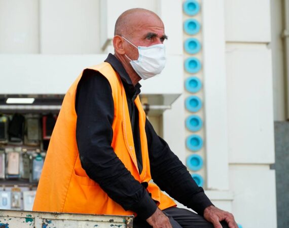 носильщик в маске в Душанбе на рынке