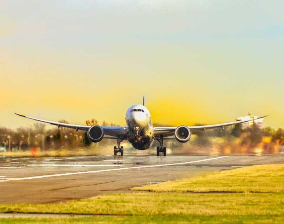 самолет взлетает