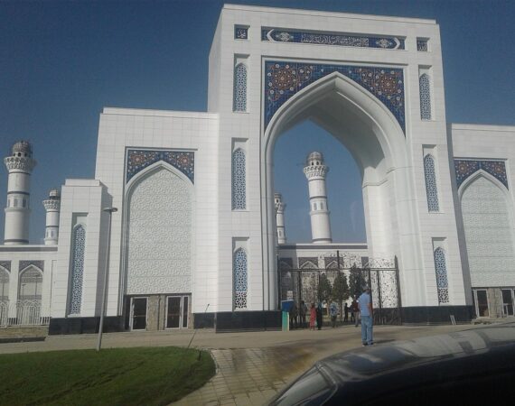 1200px-Mosque_Grand_Masjid,_Dushanbe_02