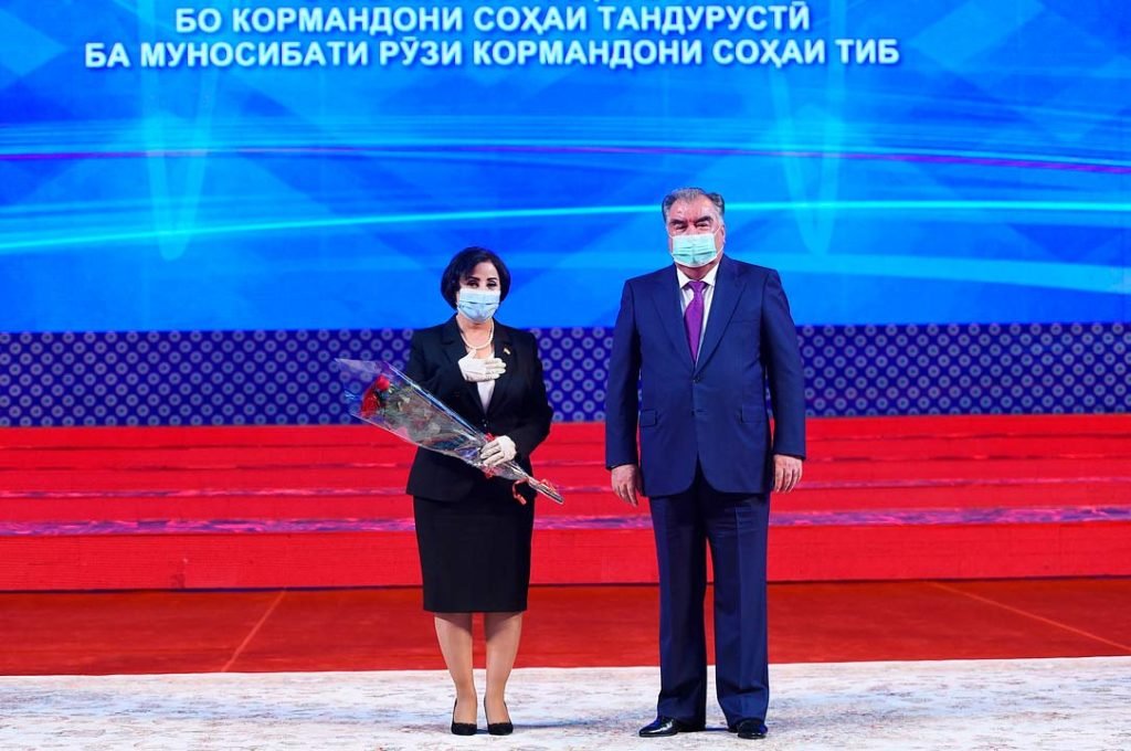 Эмомали Рахмон наградил таджикских врачей