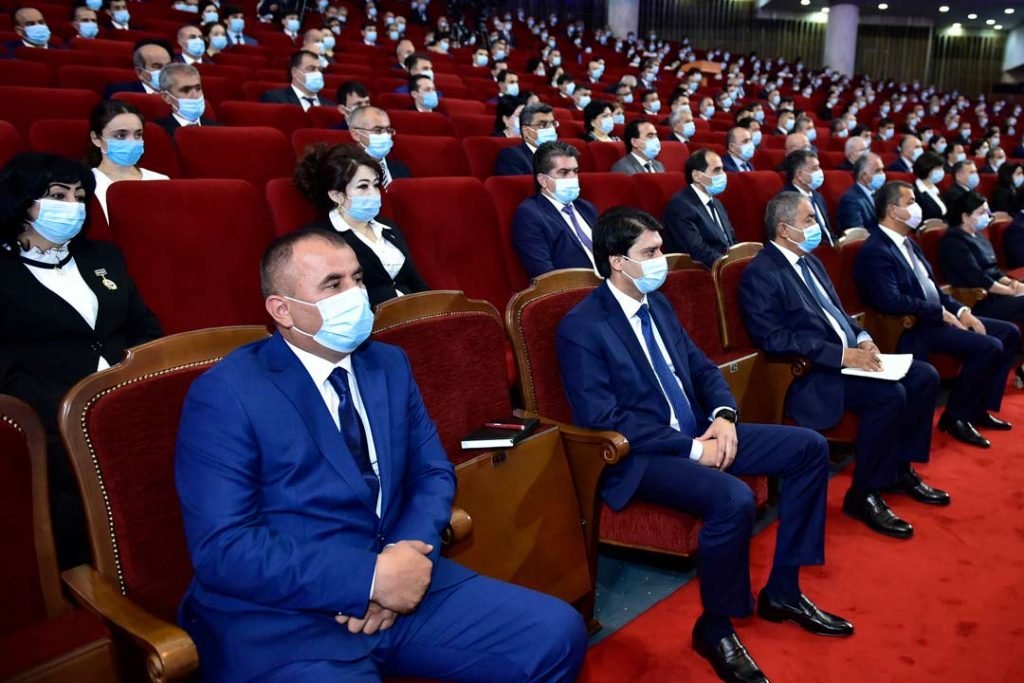Эмомали Рахмон поздравил таджикскиъ врачей