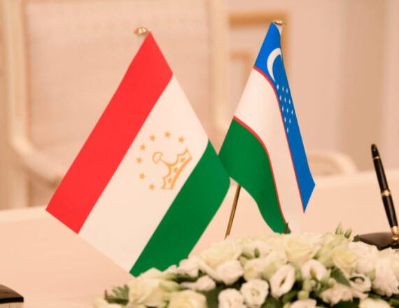 Таджикистан-и-Узбекистан-флаги
