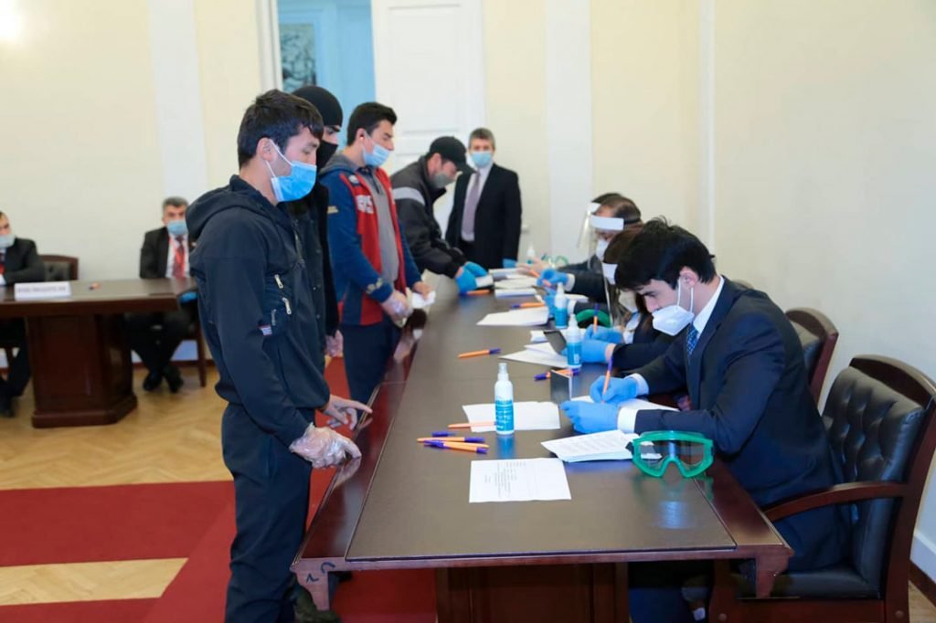 Голосование на выборах в посольстве Таджикистана в Москве