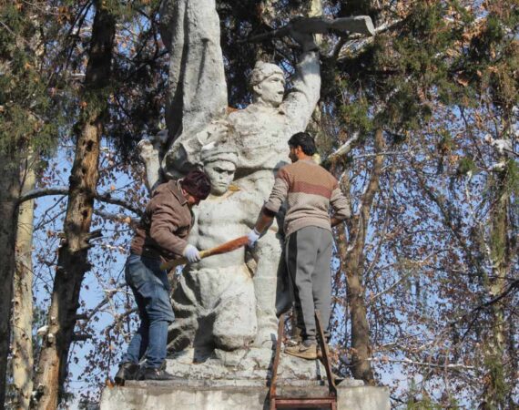 Вахдат реставрация памятника в парке