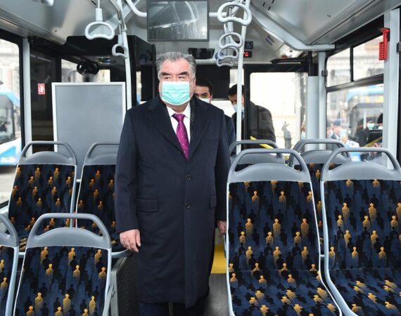 Эмомали Рахмон в новом автобусе Akia