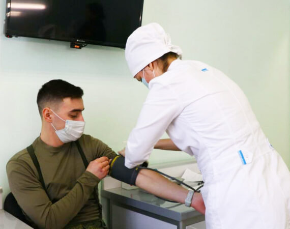 Врач-и-солдат-при-вакцинировании-на-201-военной-базе-2