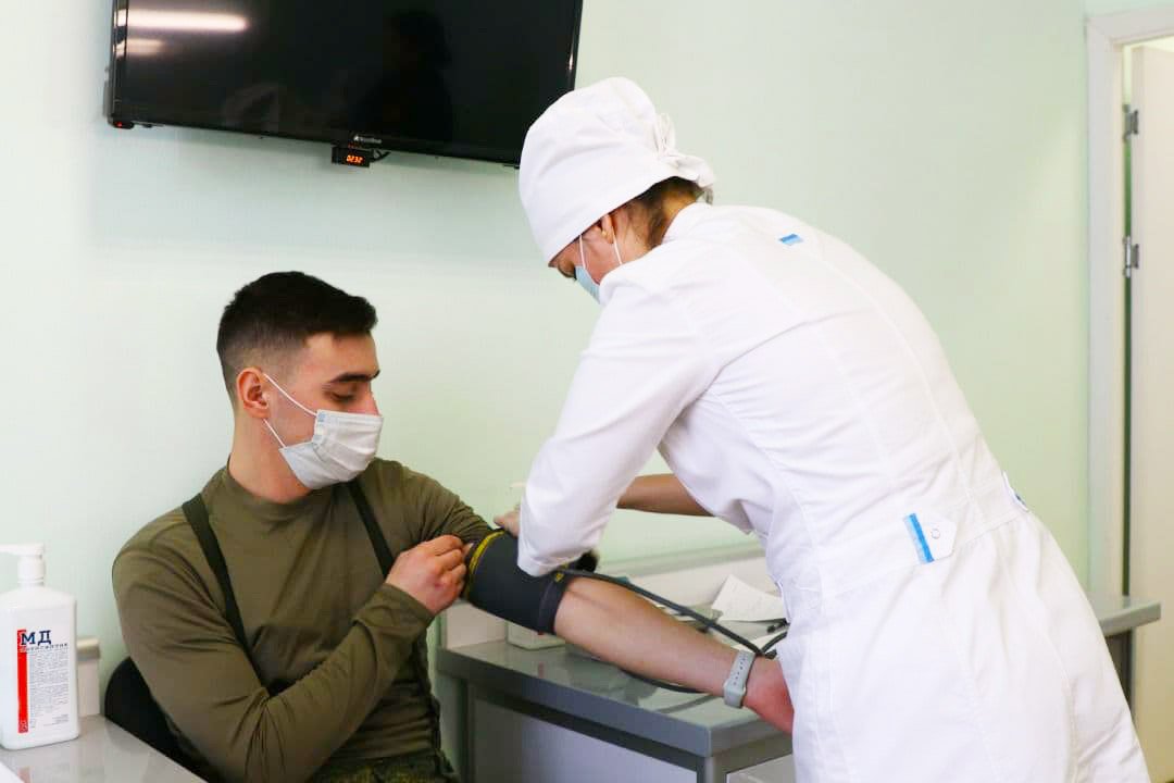 Врач-и-солдат-при-вакцинировании-на-201-военной-базе-2