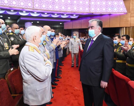 Президент-Таджикистана-поздравляет-ветеранов-службы