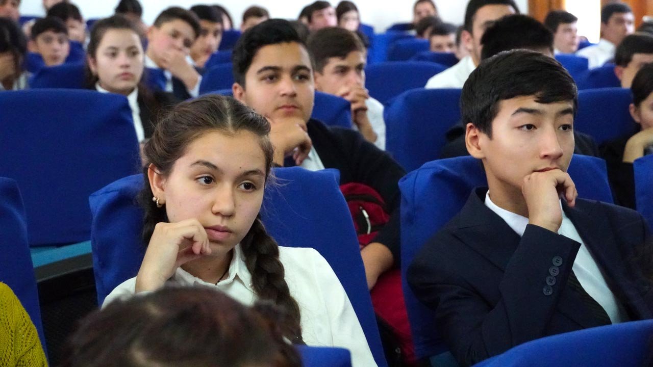 Ученики-таджикской-школы