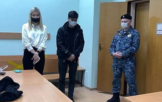 Блогера Бобиева приговорили к десяти месяцам колонии за скандальное фото на фоне храма