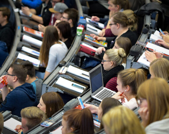 Продлены сроки подачи заявок на обучение в российских вузах