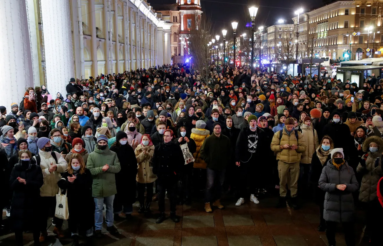 Люди вышли на улицу. Протесты в России СПБ. Толпа на митинге. Протесты люди на площадях. Толпа людей митинг.