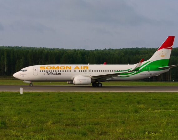 Somon_Air_Boeing_737-800_(EY-777)_before_departure_from_Krasnoyarsk_airport_(KJA_-_UNKL)_2021.08.15