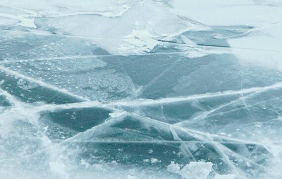 1578044382_avtomobili_provalilis_pod_led-bis-3