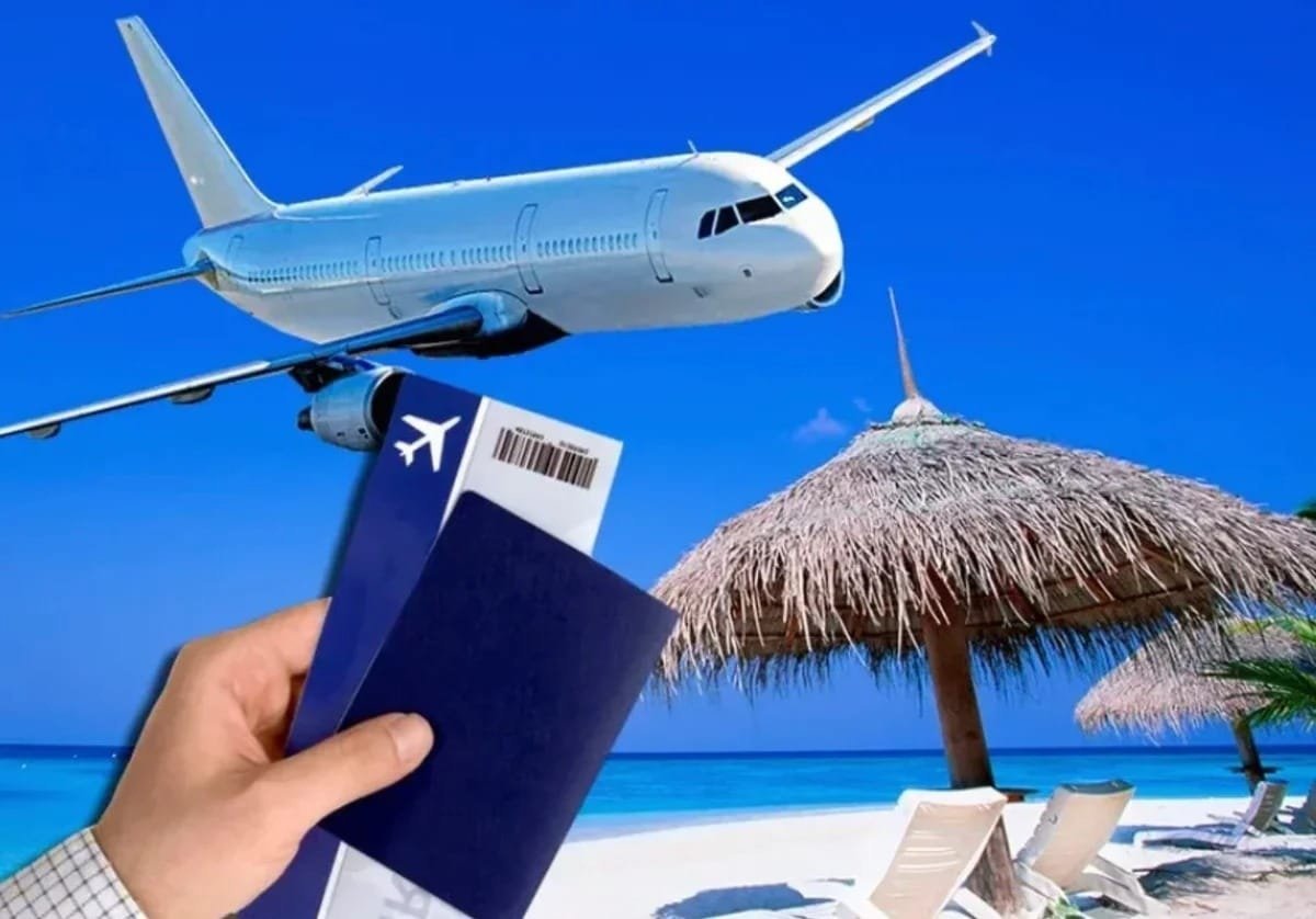 Заграницей или за границей. Туристический самолет. Отпуск самолет. Туризм за границей. Авиатранспорт в туризме.