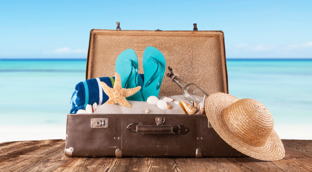 Куда поехать в отпуск в марте. Отпуск чемодан. Чемодан на море. Чемодан на пляже. Отпуск Чемоданное настроение.