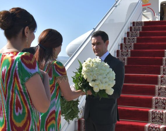 Prezident-Turkmenistana-Serdar-Berdymuhamedov-pribyl-v-Tadzhikistan-s-gosudarstvennym-vizitom-1