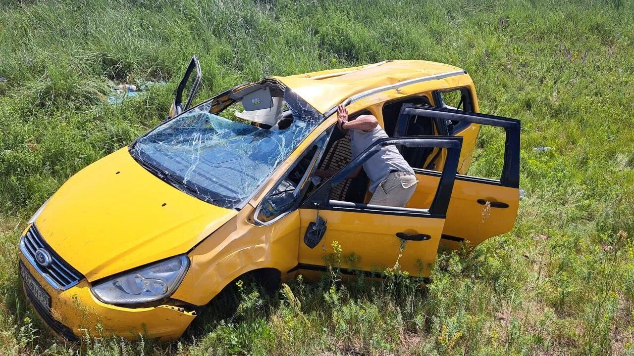 Автомобиль с восемью таджикистанцами опрокинулся в кювет в Актюбинской  области Казахстана - Вечёрка