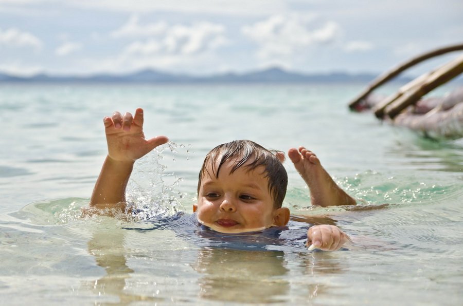 Сколько лет купаются. Мальчик купается в море. Лето купание. Дед купается. Дети купаются в реке.