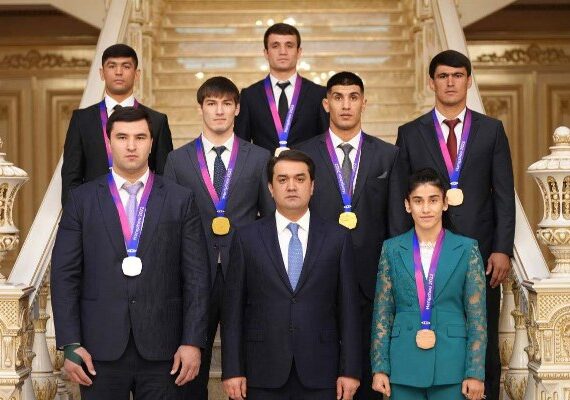 Rustami-Emomali-va-varzishgaron
